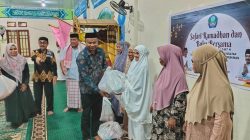 Safari Ramadhan di Kampung Makian, Dinas Perkim Halsel Berbagi Sembako untuk Janda dan Anak Yatim